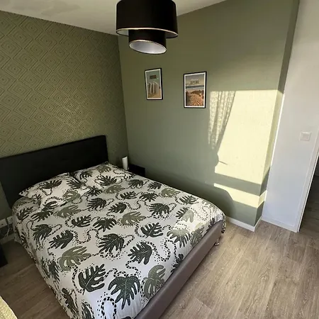 Vakantiehuis Charming House With Terrace And Garden